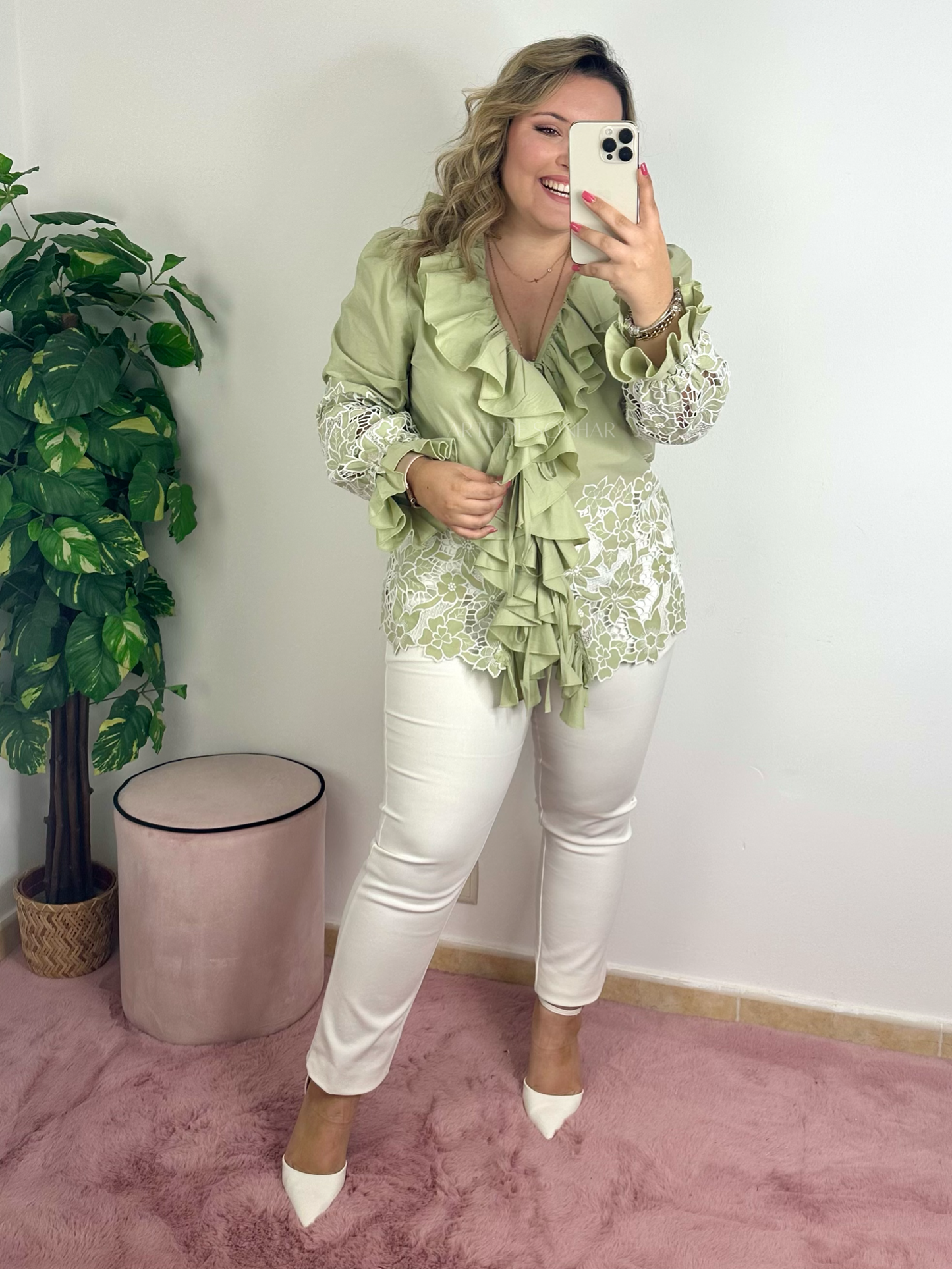 Blusa verde com folhos e flores rendadas
