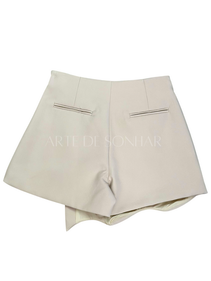 Conjunto de blazer curto com saia calção bege