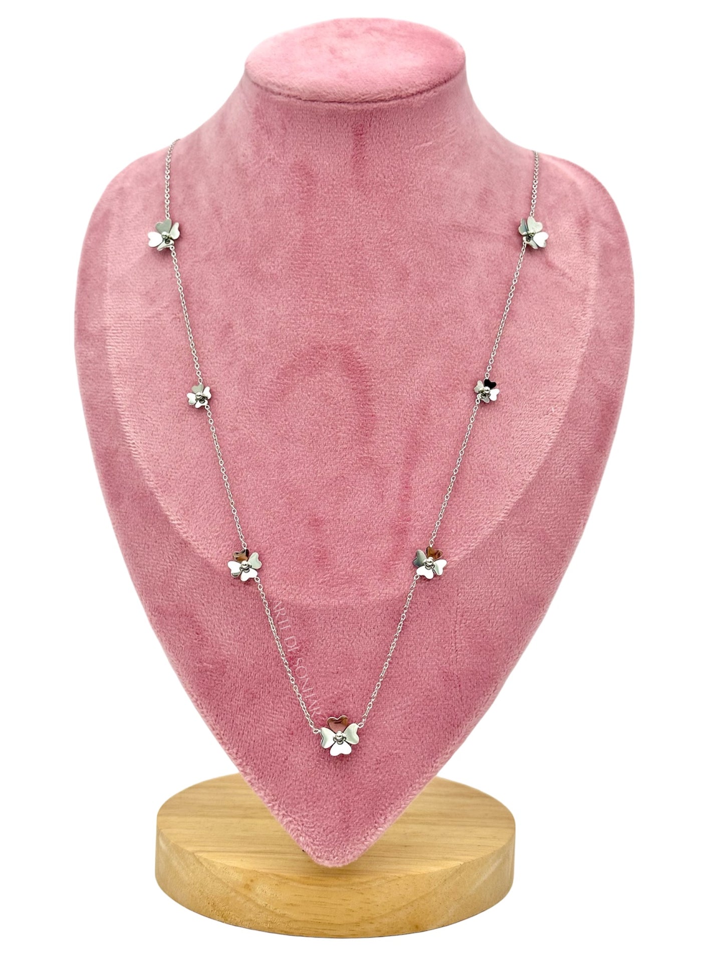 Colar prateado com trevos