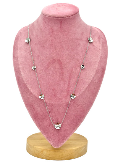 Colar prateado com trevos