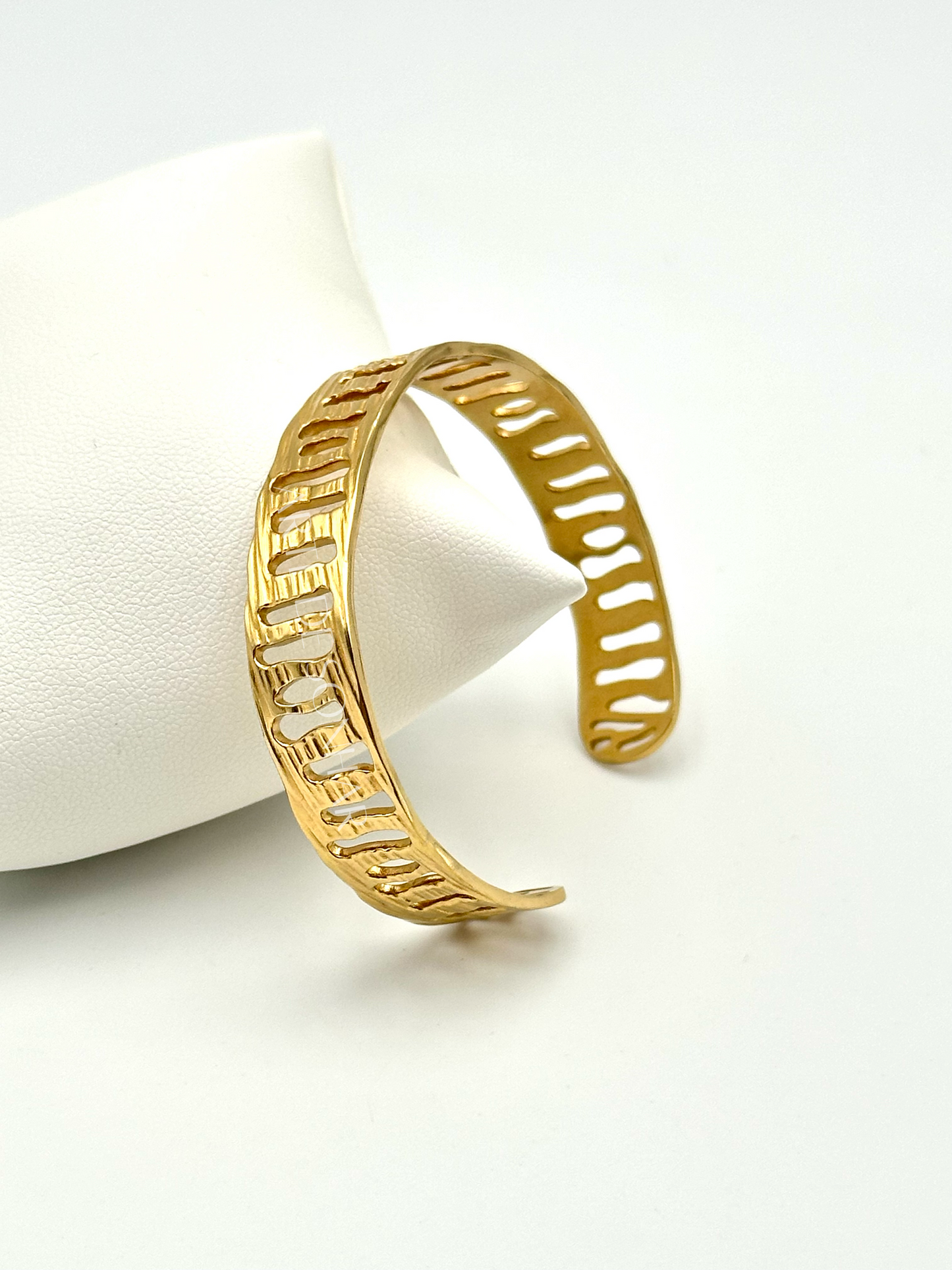 Pulseira dourada ajustável