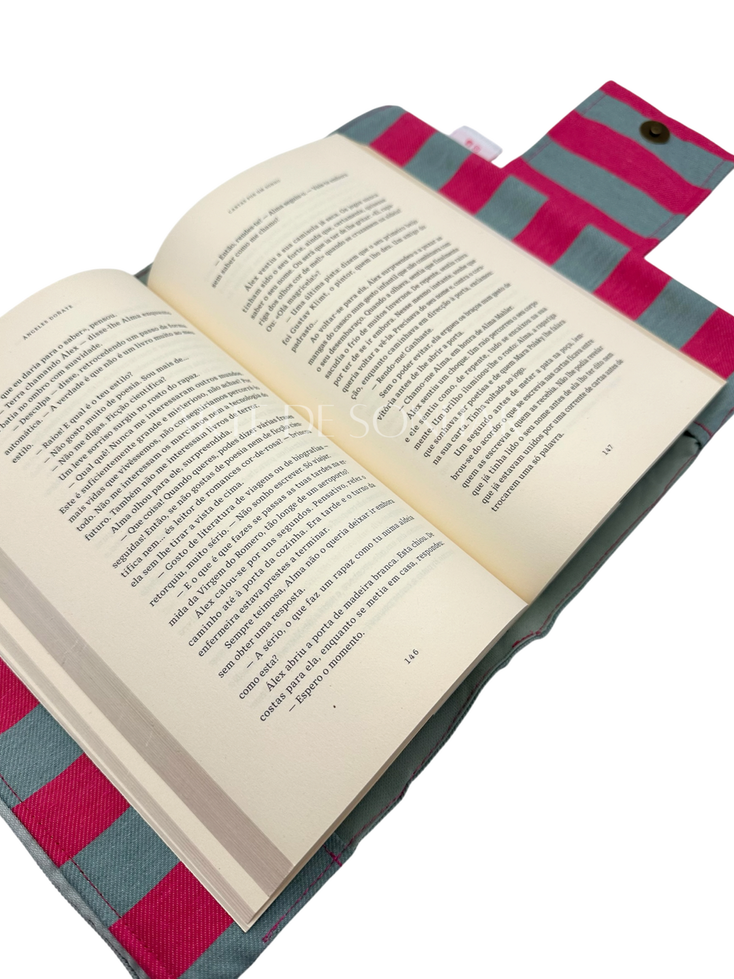 Capa de livro com bolso e riscas rosa e cinza