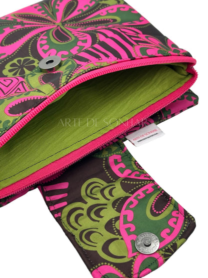 Capa de livro impermeável com bolso castanha com flores rosa