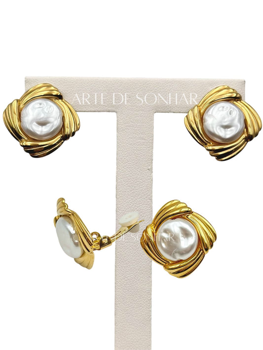 Brincos de mola dourados quadrados com pérola ao centro