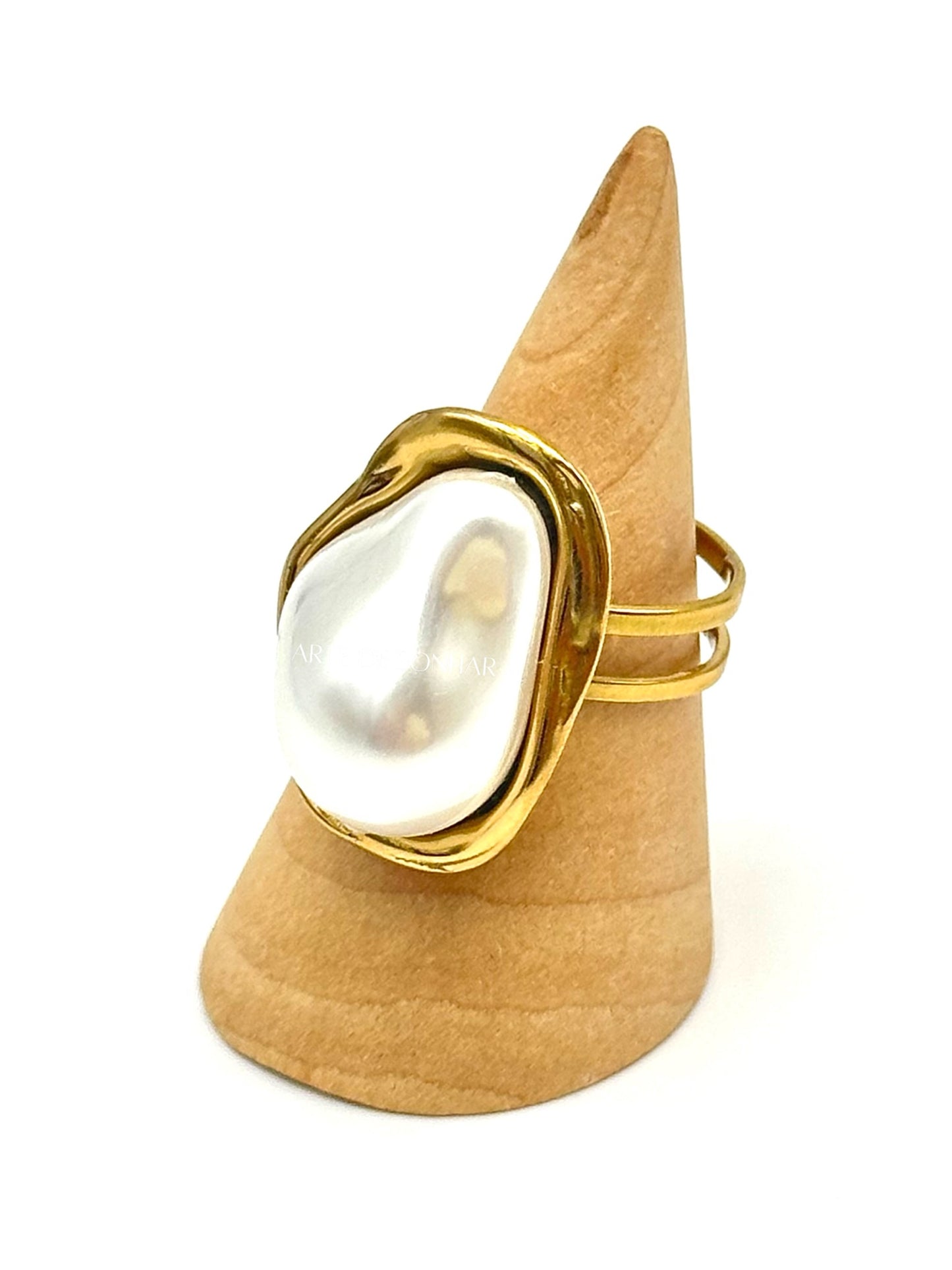 Anel com pérola irregular