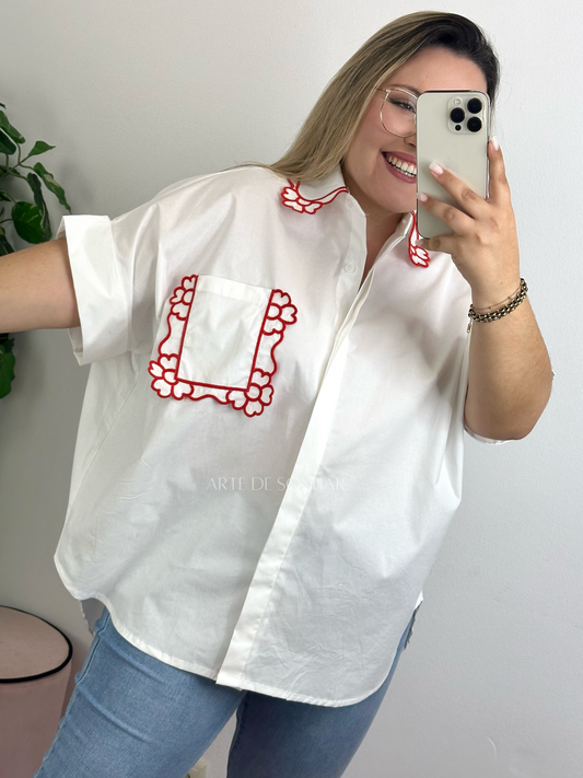 Camiseiro branco oversize com detalhes florais
