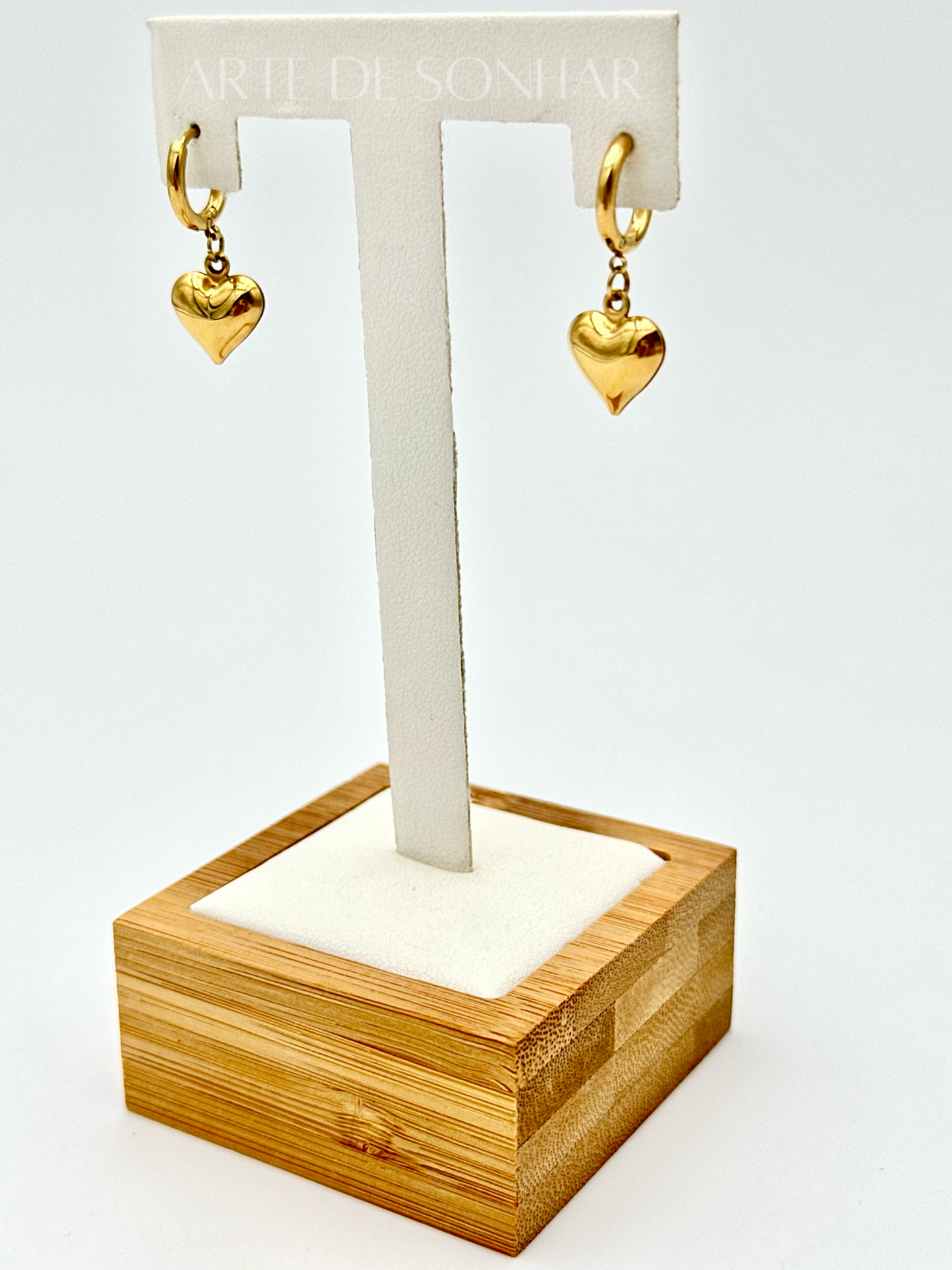 Brincos argolas douradas com pendentes de coração (1 cm)