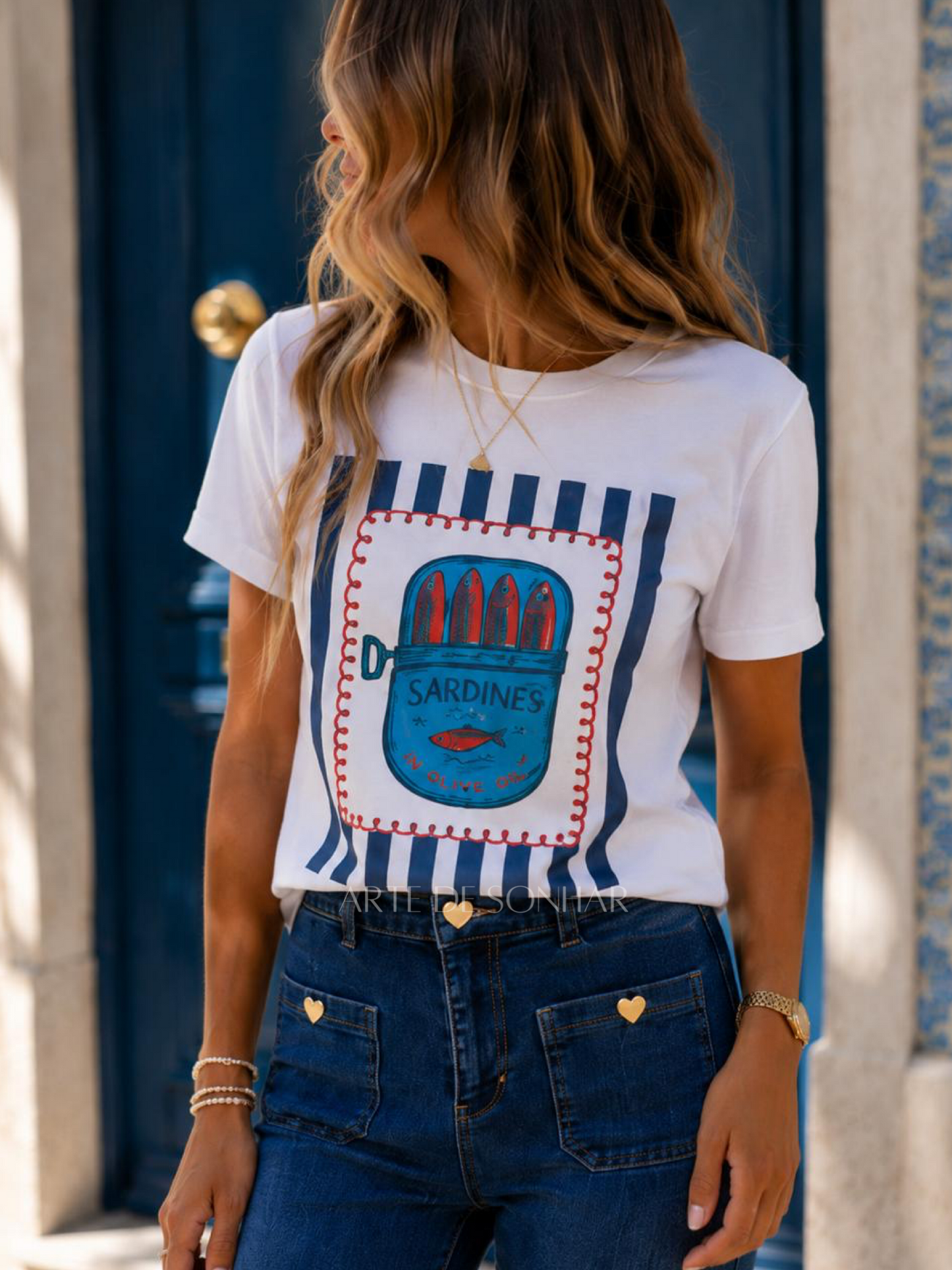 T-shirt da lata de sardinhas com riscas azuis
