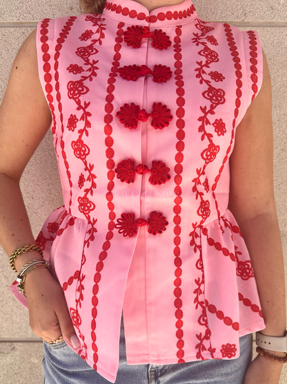 Colete rosa com bordados vermelhos