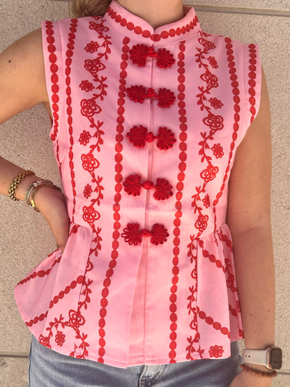 Colete rosa com bordados vermelhos