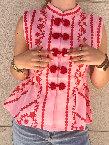 Colete rosa com bordados vermelhos