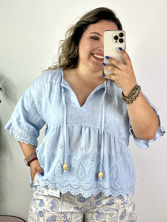 Blusa azul de bordado inglês com atilhos