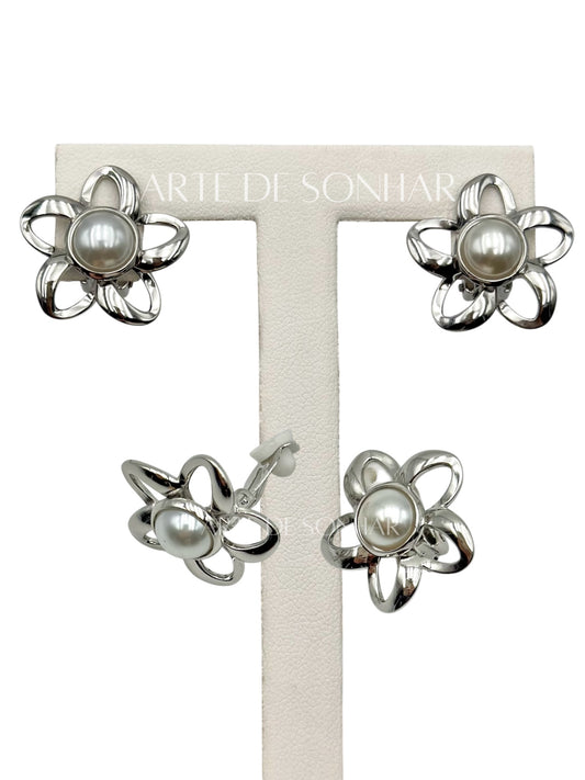 Brincos de mola prateados com flores e pérola