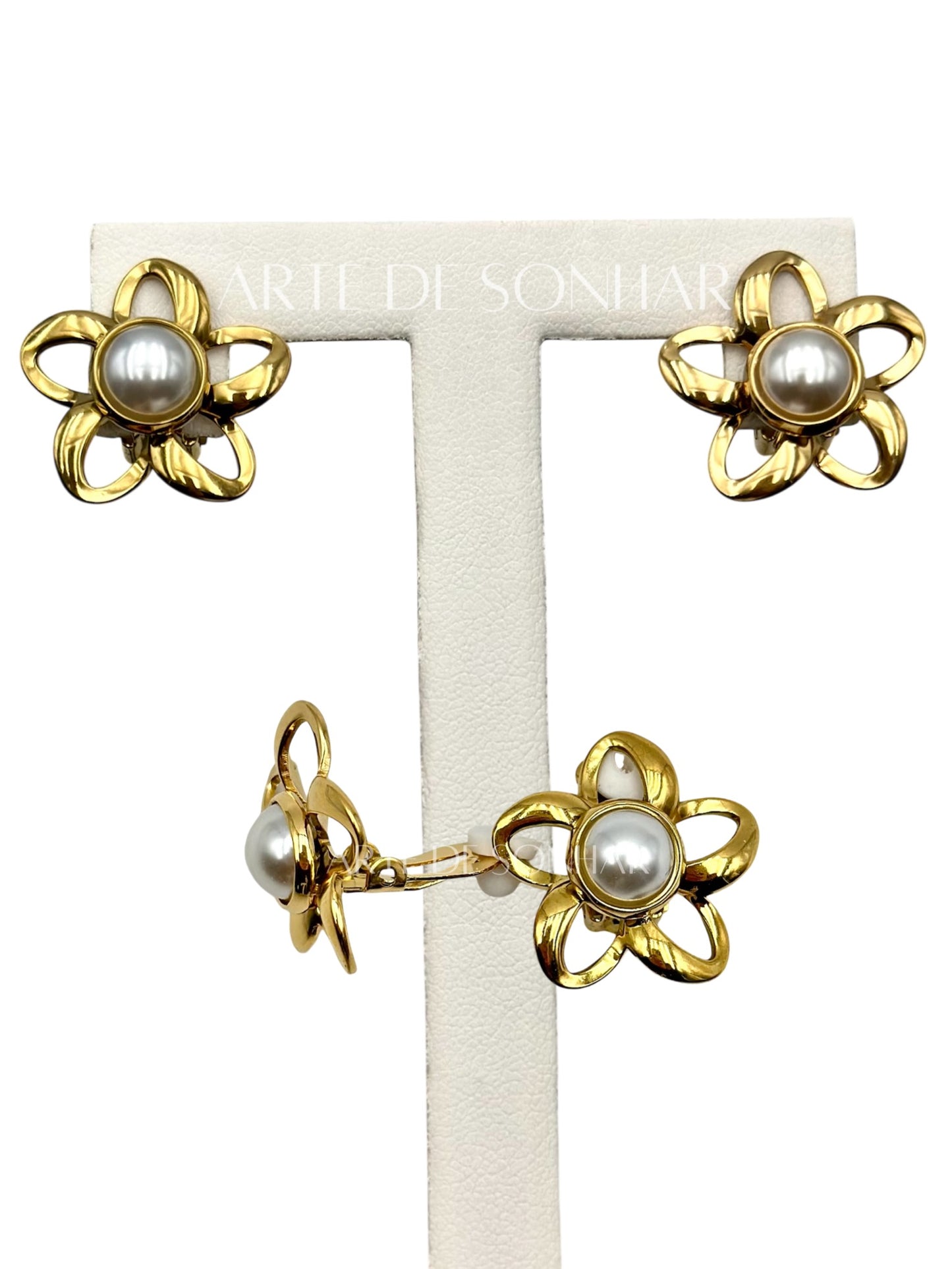 Brincos de mola dourados com flores e pérola ao centro