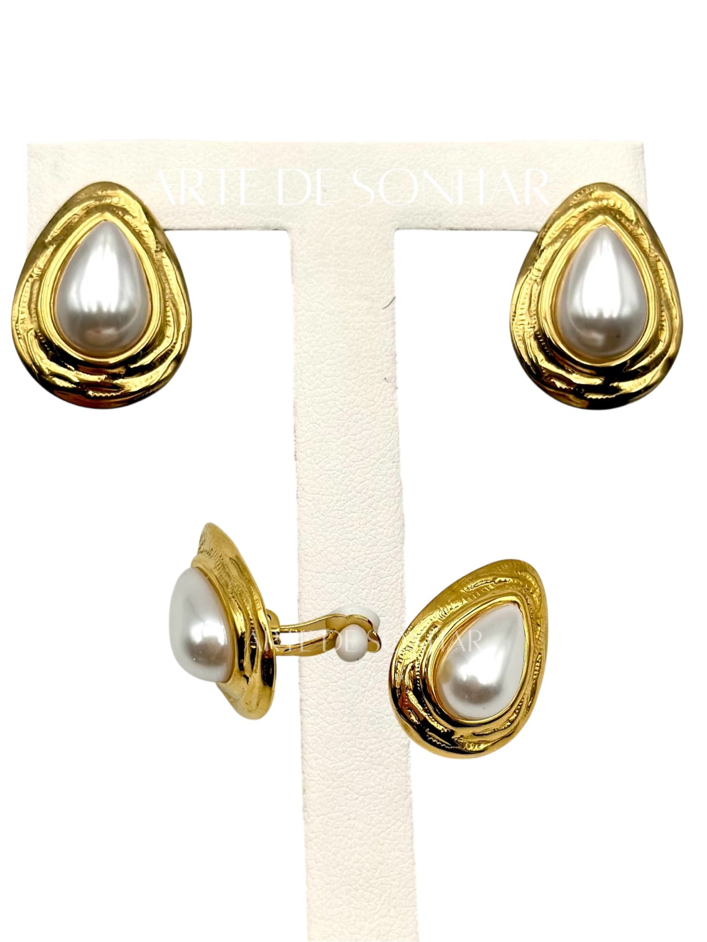 Brincos de mola dourados de gota com pérola ao centro