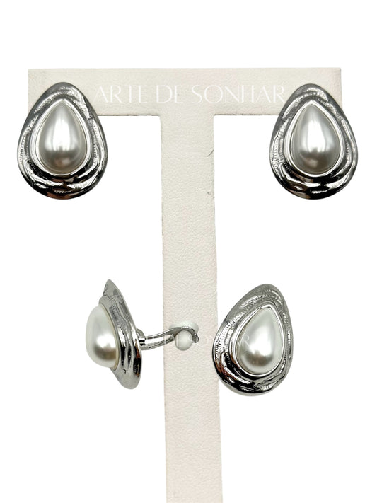 Brincos de mola prateados de gota com pérola ao centro
