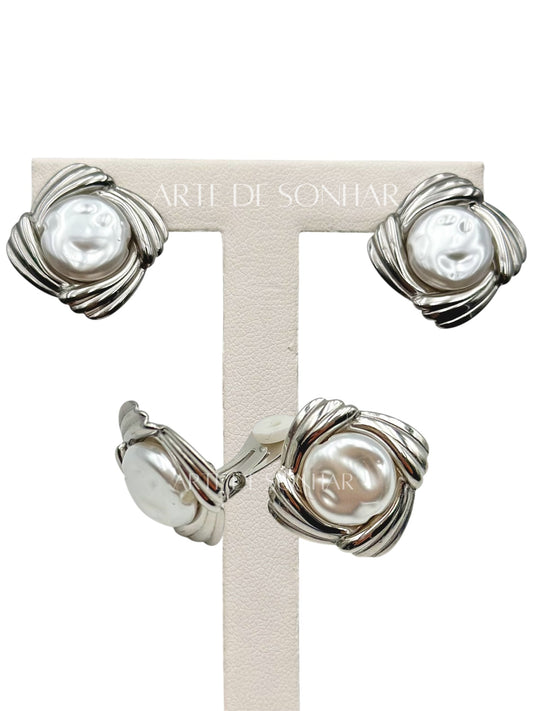 Brincos de mola prateados quadrados com pérola ao centro