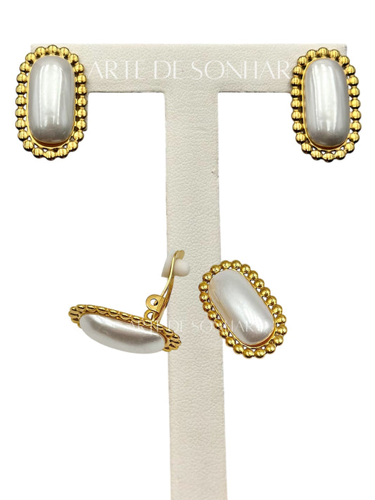 Brincos de mola dourados ovais com bolinhas com pérola