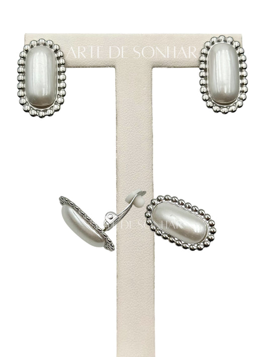 Brincos de mola prateados ovais com bolinhas com pérola