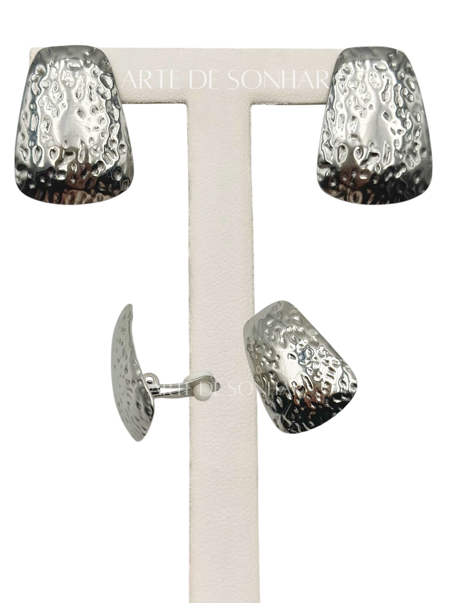 Brincos de mola prateados retangulares martelado