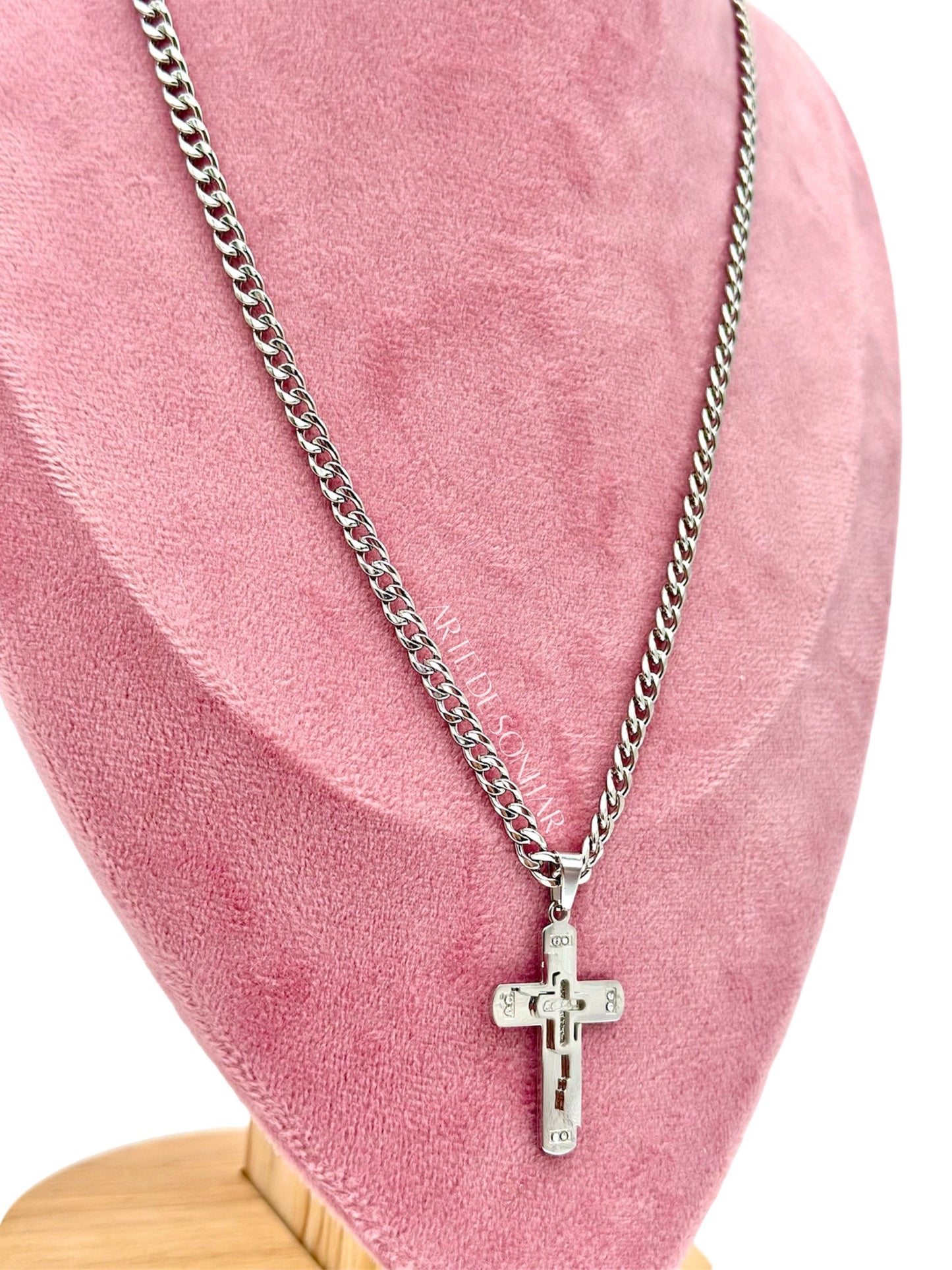 Colar prateado com cruz e brilhantes