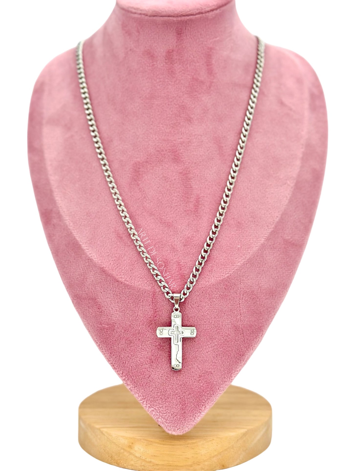 Colar prateado com cruz e brilhantes