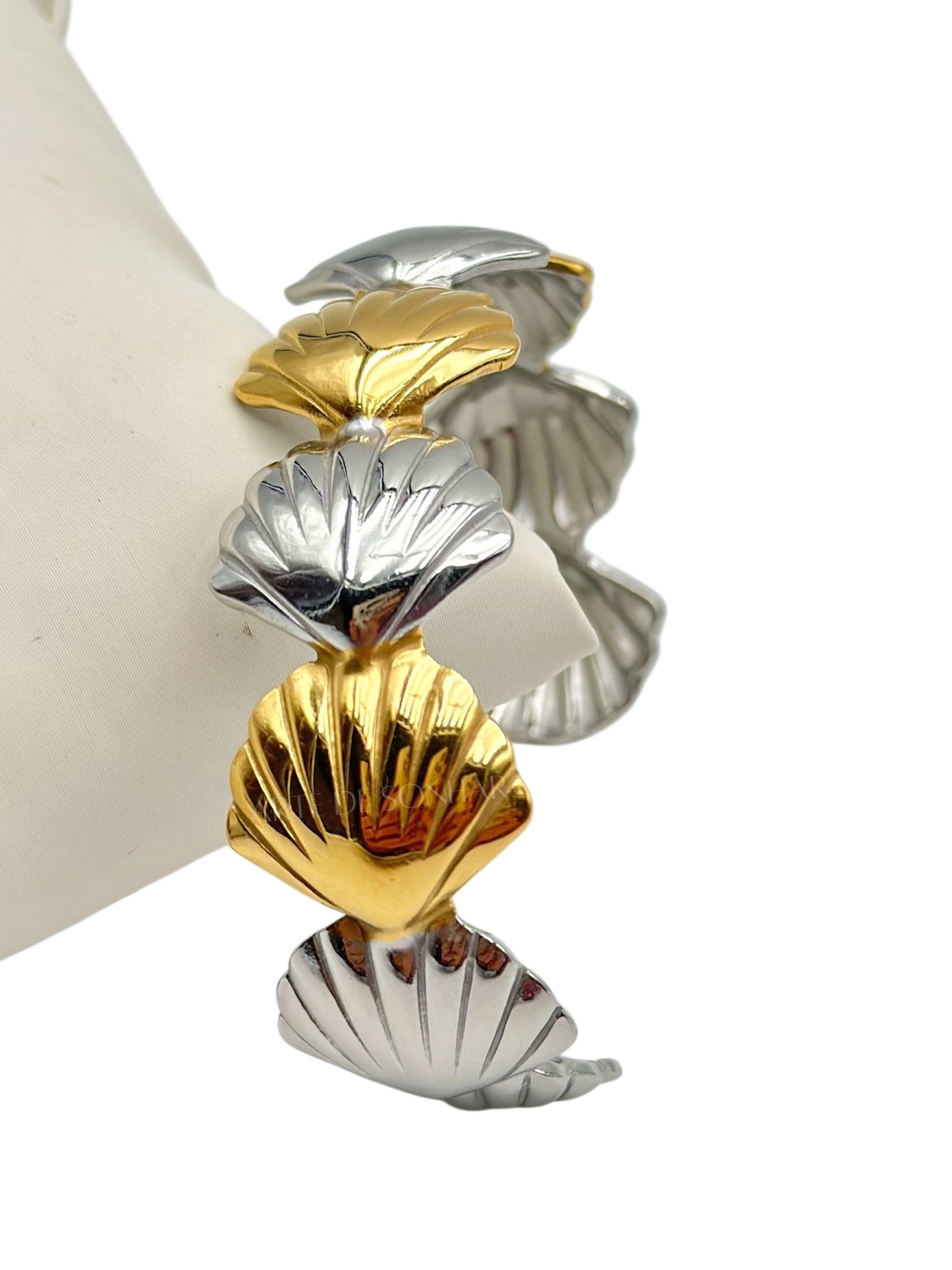 Pulseira prateada e dourada ajustável com conchas