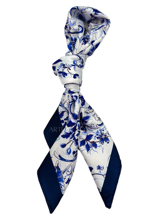 Lenço azul com flores