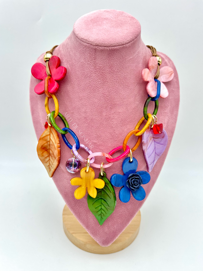 Colar em acrílico com flores e folhas multicor