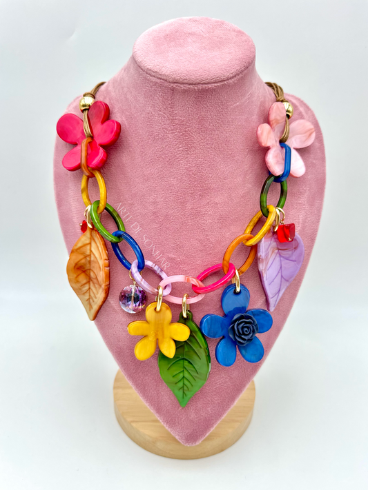 Colar em acrílico com flores e folhas multicor