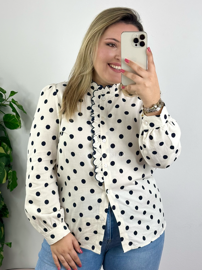 Camisa de bolinhas azul