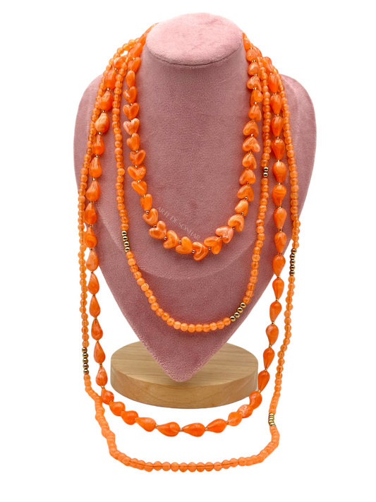 Colar com corações e conchas laranja