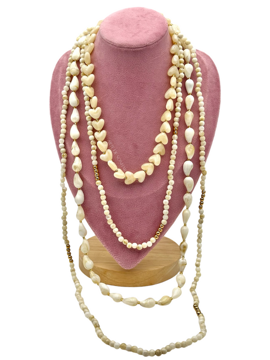 Colar com corações e conchas bege