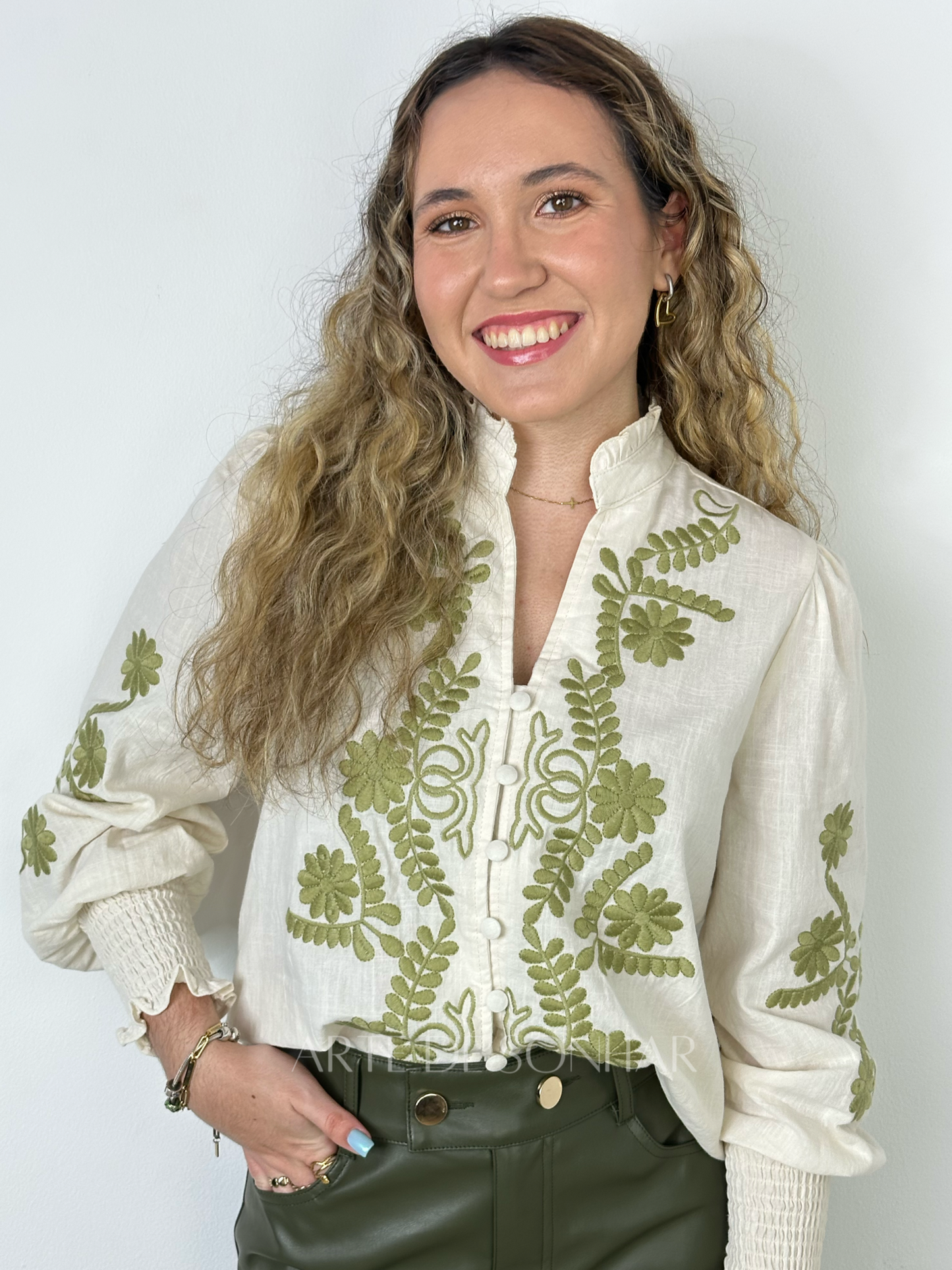 Blusa dos bordados verdes