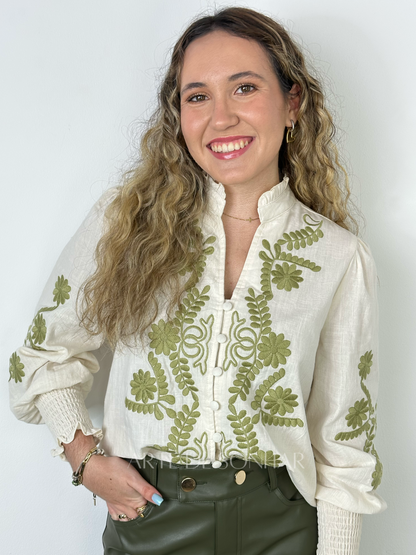 Blusa dos bordados verdes