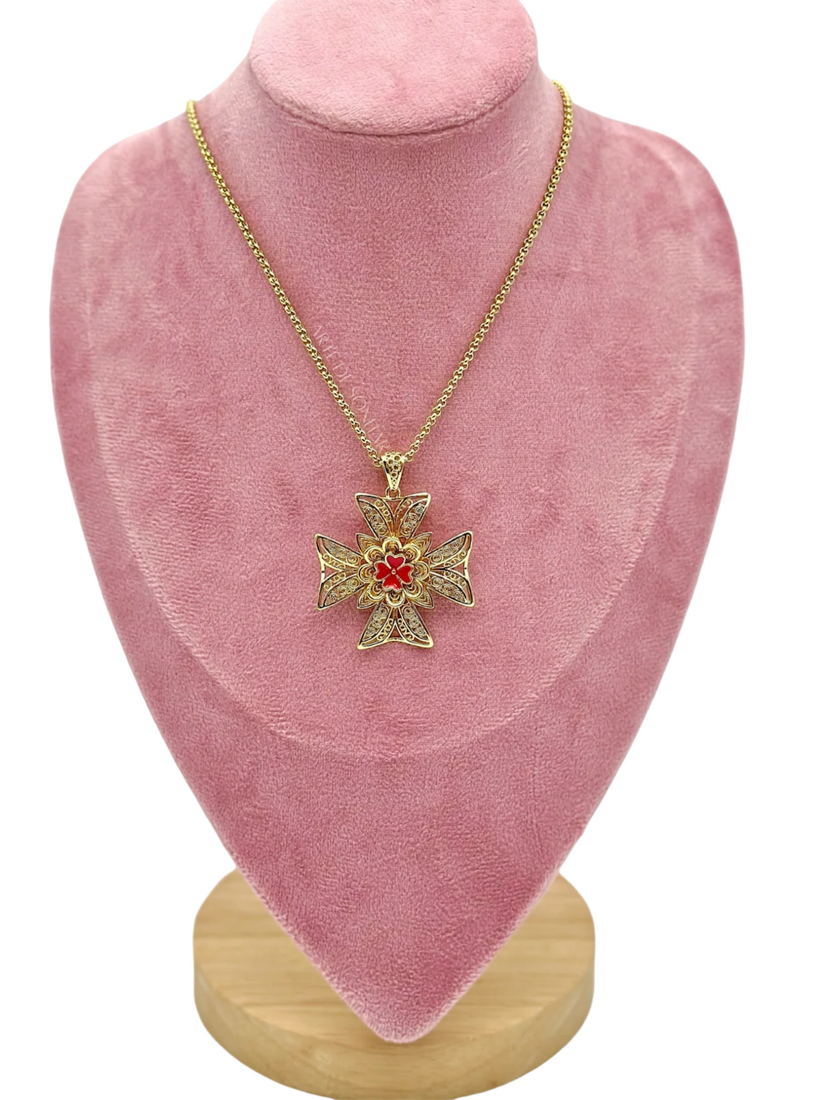 Colar Cruz de Malta com trevo vermelho M