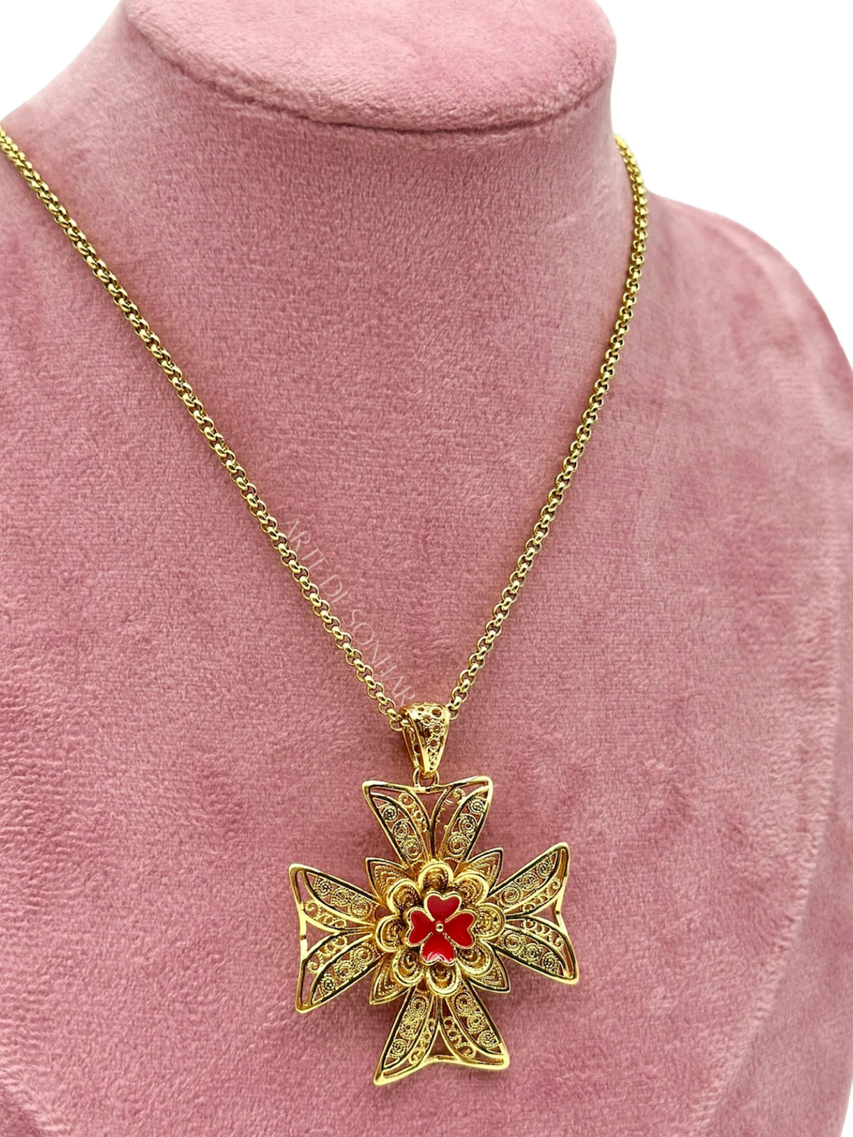 Colar Cruz de Malta com trevo vermelho M