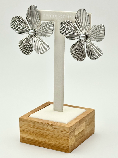 Brinco de flor prateada com pérola