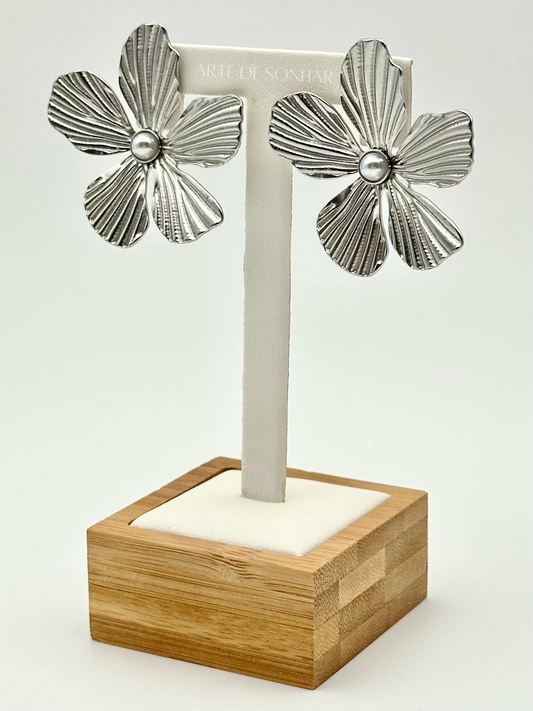Brinco de flor prateada com pérola