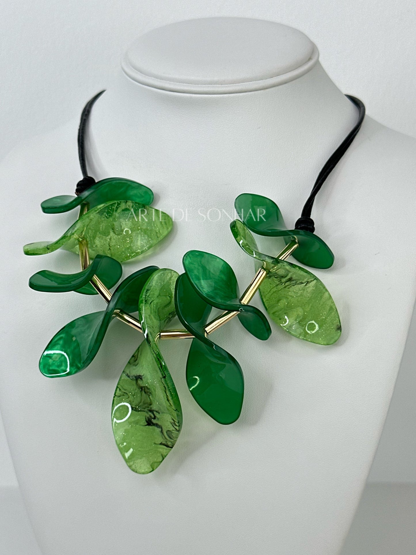 Colar folhas verdes