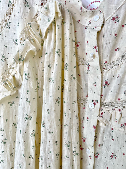 Camiseiro com padrão flores pequeninas com folho no peito