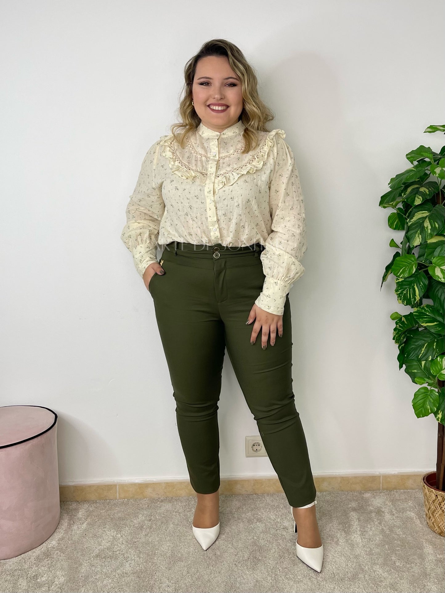 Camiseiro com padrão flores pequeninas com folho no peito