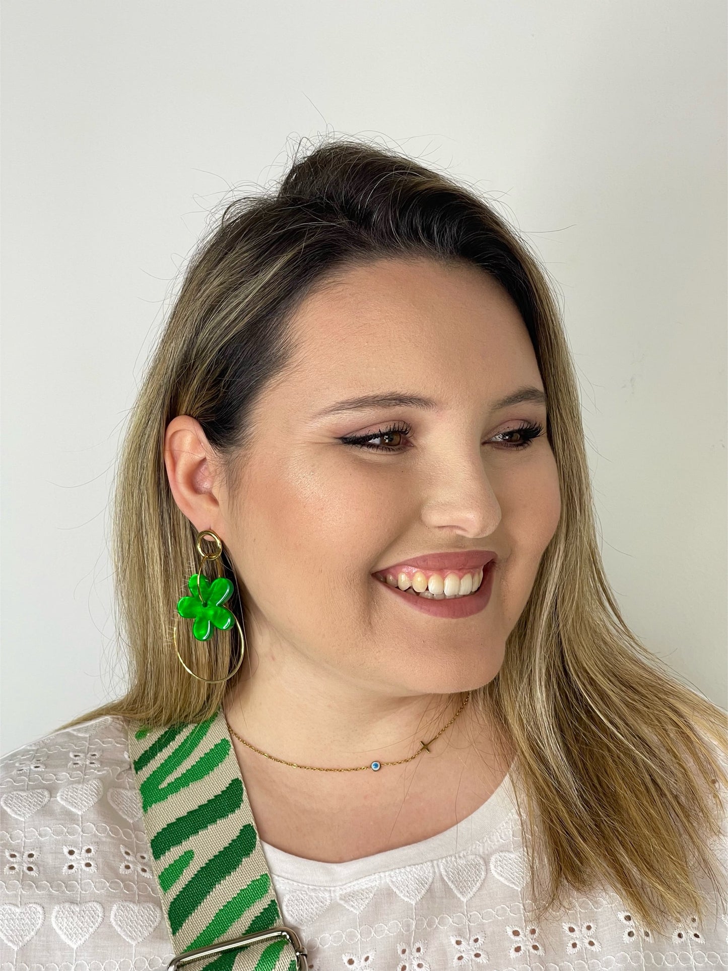 Brincos com flores verdes