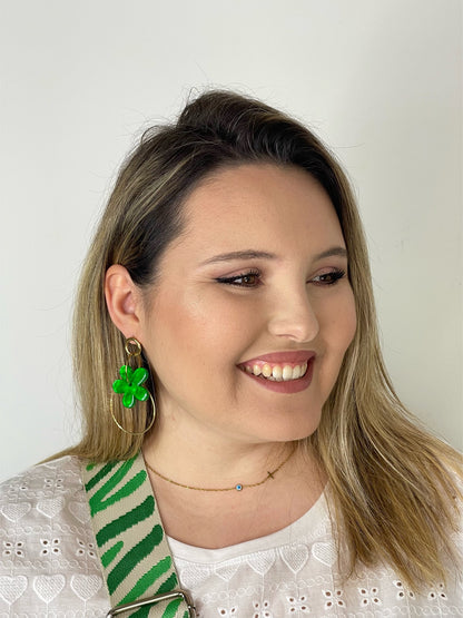 Brincos com flores verdes