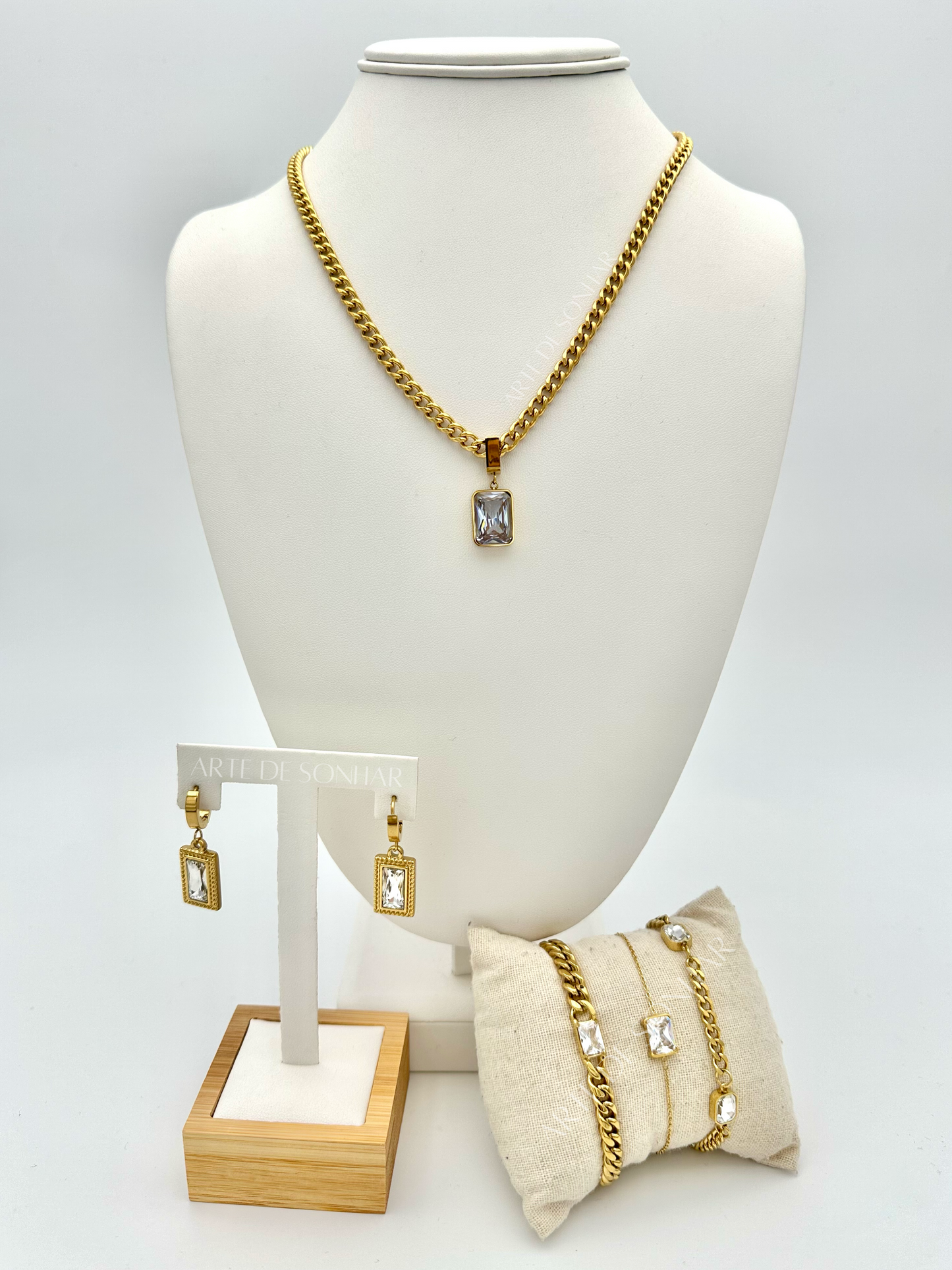 Argolas com cristal branco
