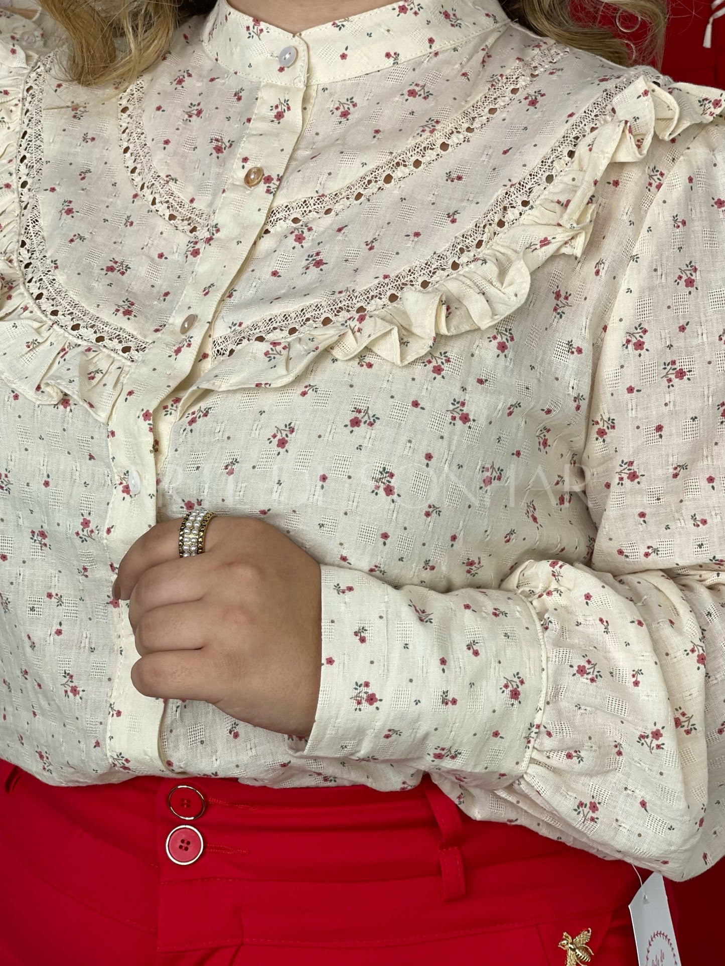 Camiseiro com padrão flores pequeninas com folho no peito