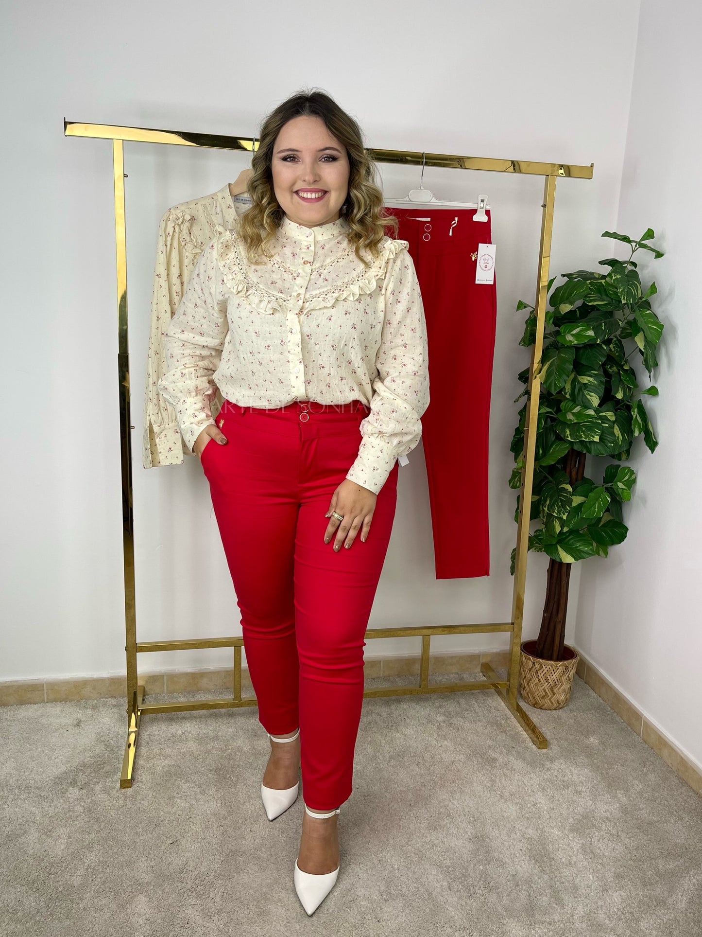Camiseiro com padrão flores pequeninas com folho no peito