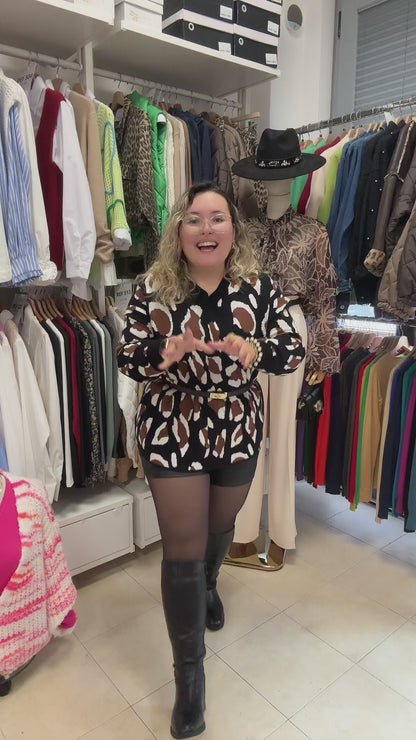 Botas estilo cavaleira com fivela e elástico