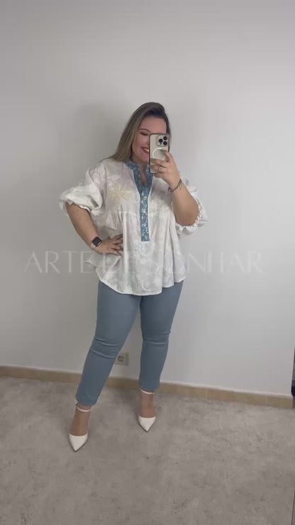 Blusa de bordados com ganga