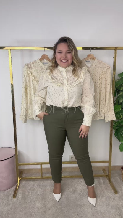 Camiseiro com padrão flores pequeninas com folho no peito